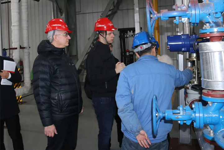 國外客戶參觀方快鍋爐.jpg 國外客戶參觀方快鍋爐.jpg